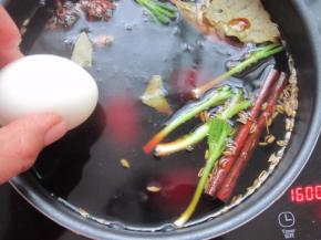 放入所有香料和鸡蛋。