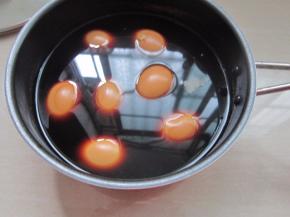 煮好的鸡蛋在锅中放置2小时再捞出上色非常漂亮。