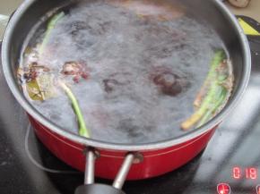 大火煮滚后中火再煮20分钟即可。