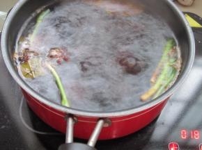 大火煮滚后中火再煮20分钟即可。