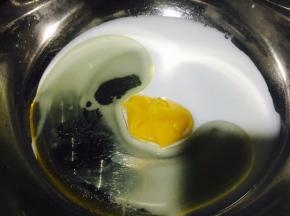 把玉米油，牛奶，百香果酱混合搅拌均匀。