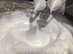 蛋清加入白糖，柠檬汁打发至尖角略带小弯角状态。