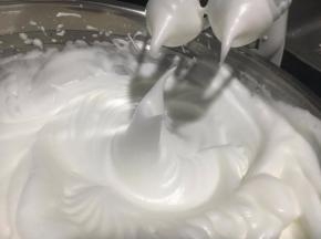 蛋清加入白糖，柠檬汁打发至尖角略带小弯角状态。