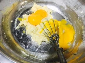 加入分离出的3个蛋黄