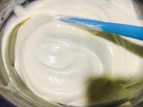 再把蛋黄糊倒回蛋清里。翻拌，推荐用J字手法翻拌。翻拌好的面糊，不消泡。烤箱预热130度