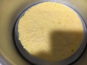 取两片蛋糕片刷上牛奶百香果汁或牛奶，以防上浮