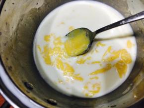 百香果酱加牛奶小火搅拌均匀，