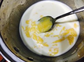 百香果酱加牛奶小火搅拌均匀，