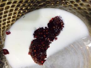 接下来是覆盆子果茸加牛奶小火加热搅拌均匀，也同样等到温热不烫手时加入冷水泡软，或隔水融化的吉利丁。搅拌均匀。