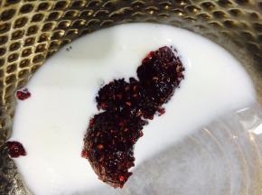 接下来是覆盆子果茸加牛奶小火加热搅拌均匀，也同样等到温热不烫手时加入冷水泡软，或隔水融化的吉利丁。搅拌均匀。