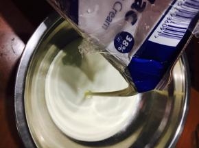 淡奶油加糖粉。