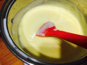 取出一半，加入百香果酱搅拌均匀、