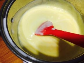 取出一半，加入百香果酱搅拌均匀、