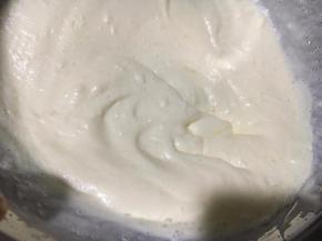 可以把配方中的两份奶没一同搅打，打至稍浓稠，可流动的状态（我想说蓝风车很容易就打到8-9分发。所以建议这一步用手动搅打就可以了）