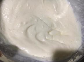 可以把配方中的两份奶没一同搅打，打至稍浓稠，可流动的状态（我想说蓝风车很容易就打到8-9分发。所以建议这一步用手动搅打就可以了）