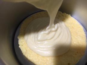 底层放一片蛋糕片，倒入百香果慕斯.