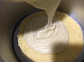 底层放一片蛋糕片，倒入百香果慕斯.