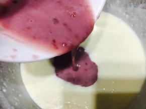 另一半倒入覆盆子搅拌均匀。