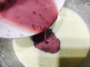 另一半倒入覆盆子搅拌均匀。
