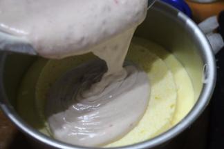 继续倒入覆盆子慕斯.