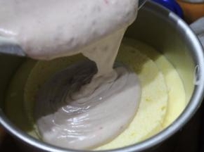 继续倒入覆盆子慕斯.