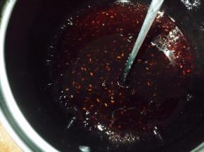 取覆盆子果茸加白糖，小火搅拌均匀加热。