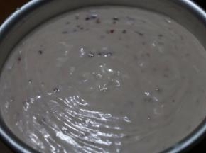 蛋糕片没有上浮，放入冷冻室20-30分钟，定型。