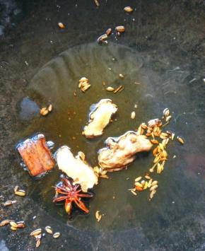 热锅放油，放入姜片，香料。炒出香味捞出