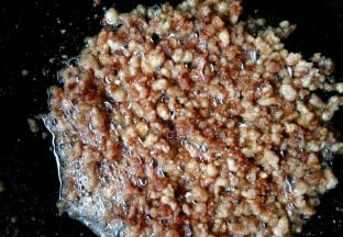 然后放入肉末煸炒，炒熟捞出，多余的油盛出