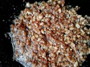 然后放入肉末煸炒，炒熟捞出，多余的油盛出