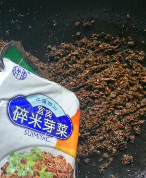 继续煸炒碎米芽菜，翻炒几下出锅