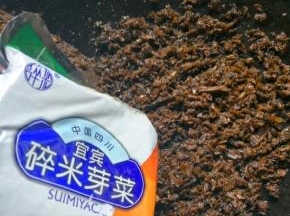 继续煸炒碎米芽菜，翻炒几下出锅