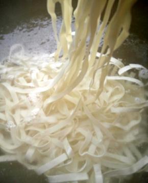 另起一锅烧开水，放入面条煮熟