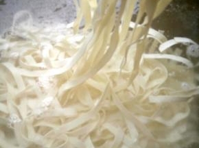 另起一锅烧开水，放入面条煮熟