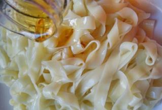  煮熟的面条捞出过冷开水，然后放入芝麻油搅拌一下，防止粘连