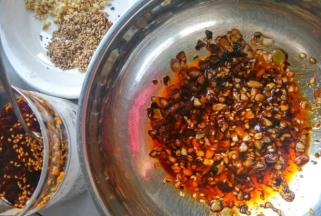 再把以上所有调料调成汁