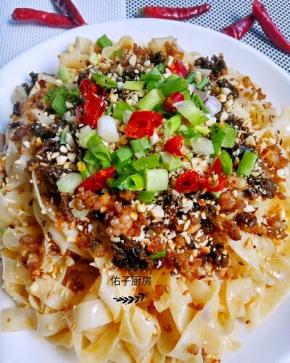 淋在面条上面，再撒上花生，芝麻，葱花，小米椒