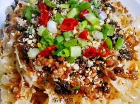 淋在面条上面，再撒上花生，芝麻，葱花，小米椒