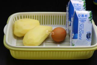 准备食材：土豆、土鸡蛋、原味酸奶等；