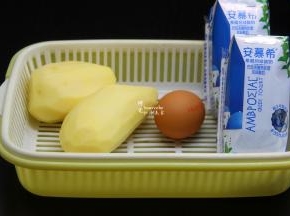 准备食材：土豆、土鸡蛋、原味酸奶等；