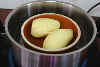 土豆洗净去皮，放入锅中蒸熟；