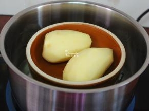 土豆洗净去皮，放入锅中蒸熟；
