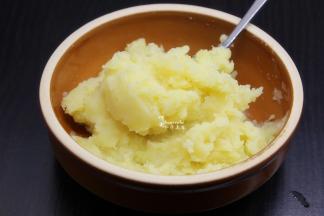 放凉的土豆碾碎成土豆泥；