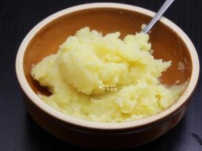 放凉的土豆碾碎成土豆泥；
