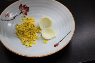 熟鸡蛋去壳、去蛋白，蛋黄碾碎；