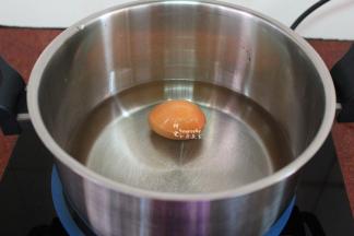 鸡蛋洗净，冷水放入锅中煮捞出过冷水；