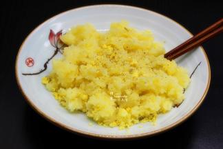 土豆泥、蛋黄、酸奶、橄榄油、胡椒粉、拌均；