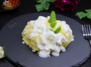 把土豆泥做成自己喜欢的造型，在上面倒入酸奶，即可享用。