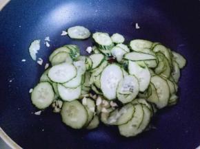 再起油锅，加入切好的蒜炒香，再加入切好的黄瓜片。