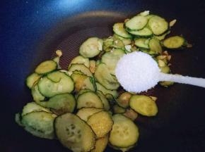 再加入盐，糖，翻炒。(糖可以依个人喜欢)